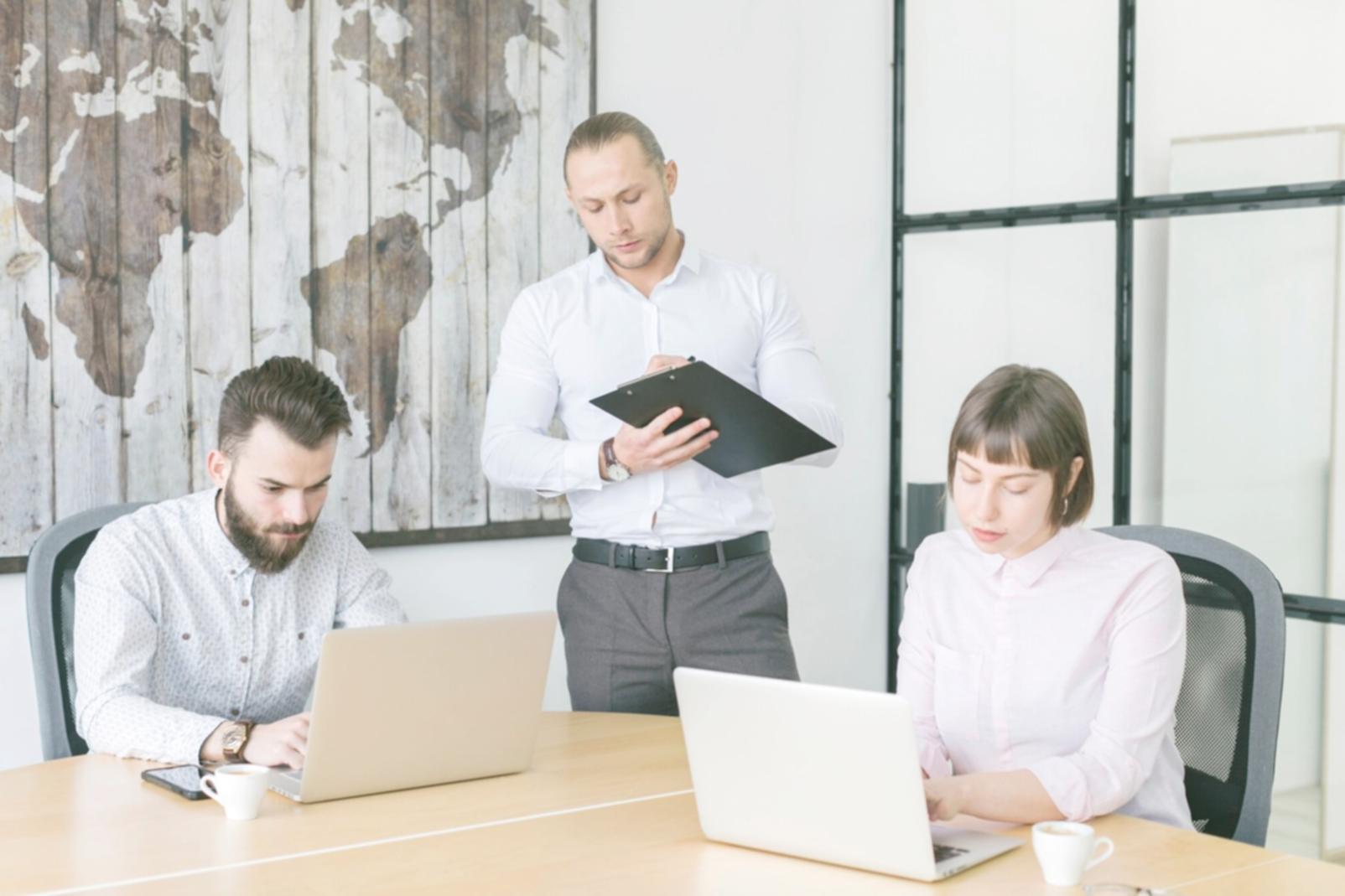 Espace de formation moderne avec écrans d'analyse financière